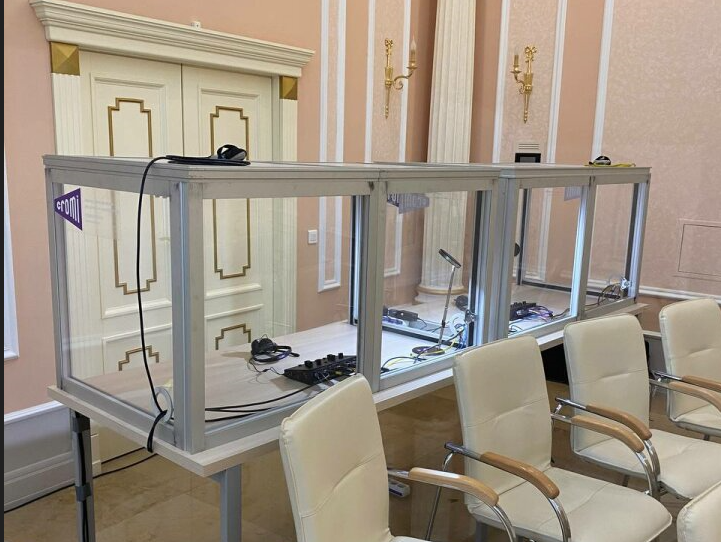 настоьные кабины переводчиков в работе