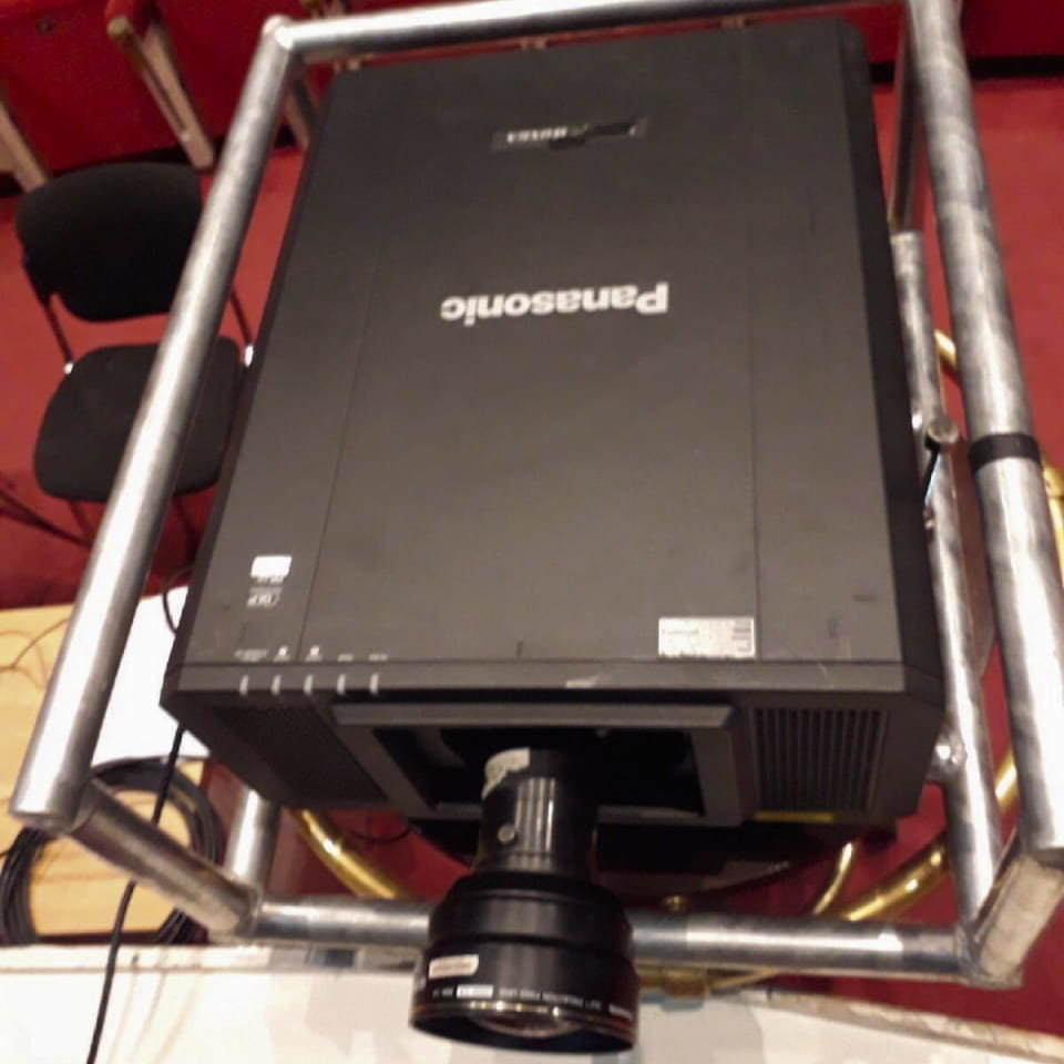 Проектор PANASONIC PT-RZ12K в аренду в Cromi