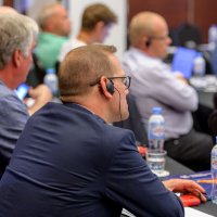 Приемник синхронного перевода с наушником в аренду в Cromi