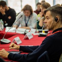Приемник синхронного перевода с наушником в аренду в Cromi