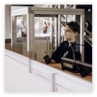 Одноместная настольная кабина переводчика