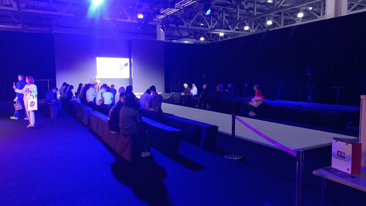 Комплект синхронного перевода для выставки индустрии моды