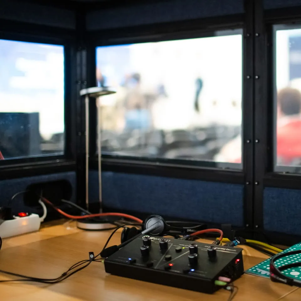 Комплект синхронного перевода 3 языка и 90 приемников