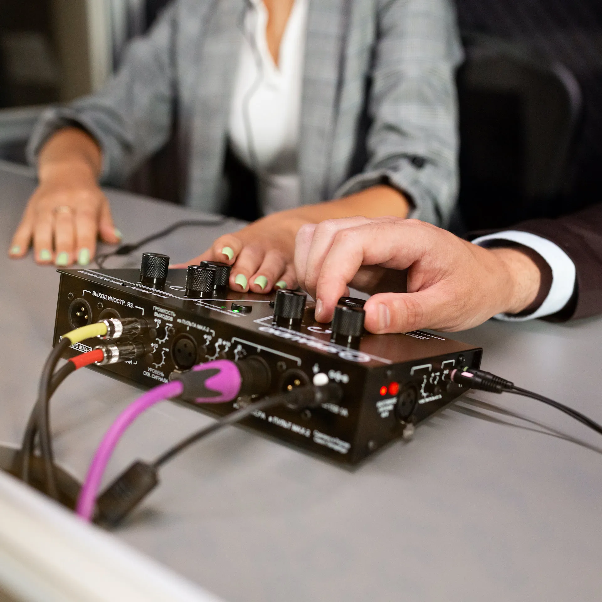 Комплект синхронного перевода 3 языка и 90 приемников