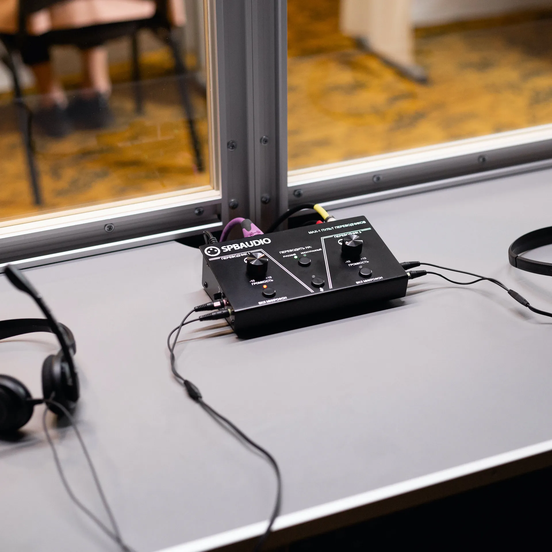 Комплект синхронного перевода 2 языка и 24 приемника