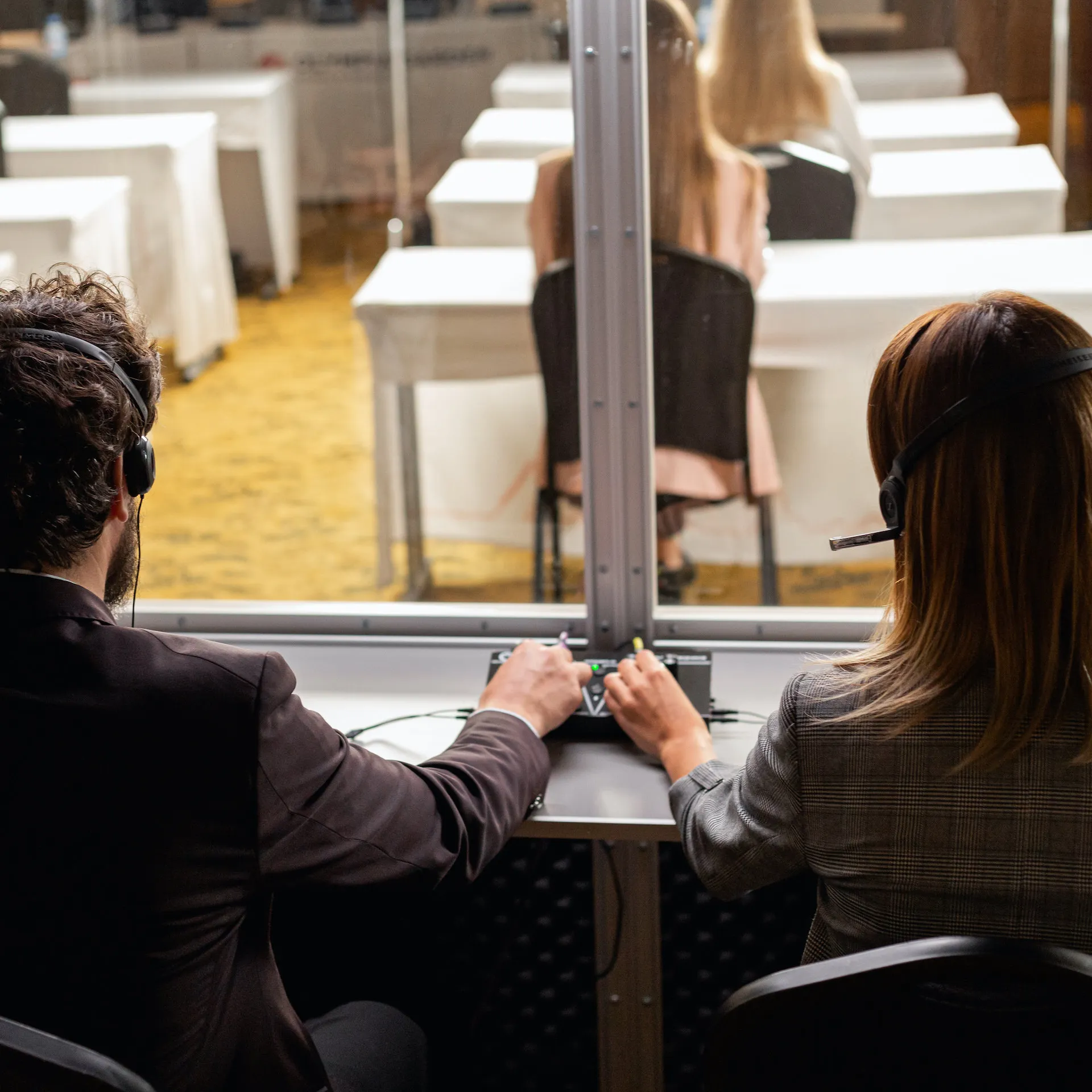 Комплект синхронного перевода 2 языка и 24 приемника