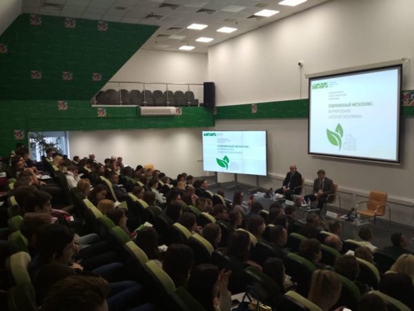 Слушатели в зале с приемниками REINVOX