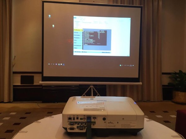 Проектор Epson на столе