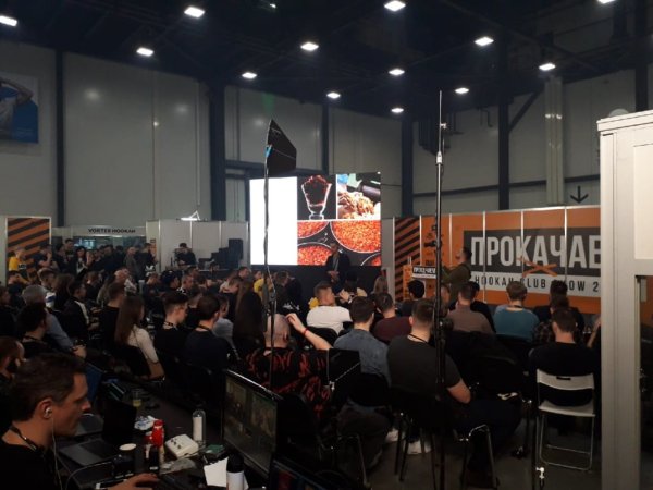Переводчики в кабине и участники