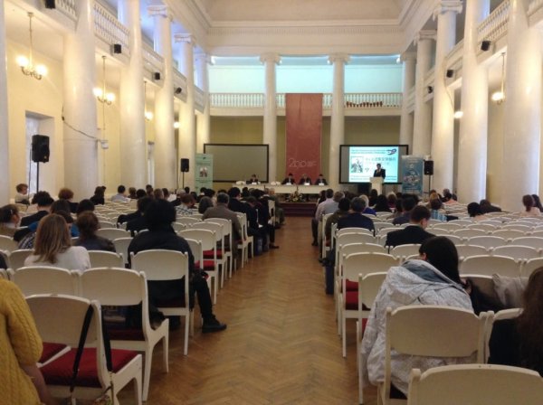 Участники психолого-юридической конференции слушают перевод