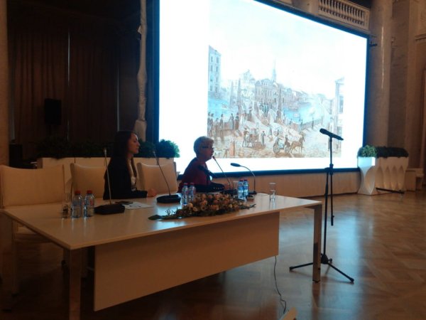Участники симпозиума «Мир Фаберже» в Петербурге с микрофонами