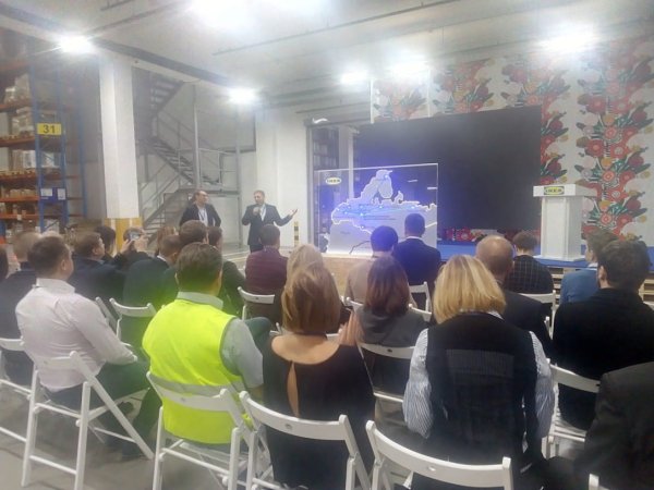 Спикер с микрофоном