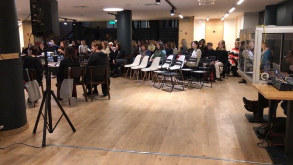 Переводчик работает в кабине EUROCAB