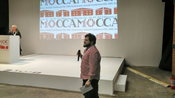 Спикер с микрофоном выступает на мероприятии от Музея Москвы