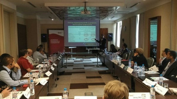Участники семинара с приемниками синхронного перевода