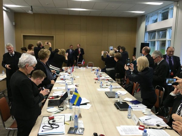 Приёмники Reinvox R-300 для участников круглого стола