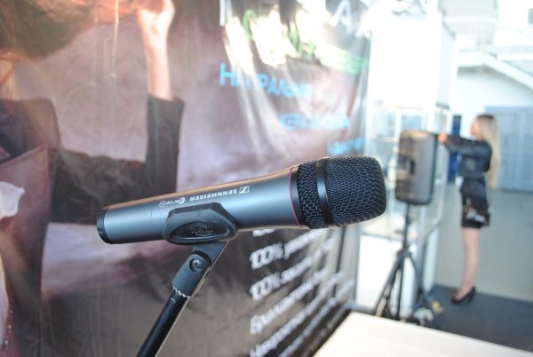 Радиомикрофон SENNHEISER на стойке