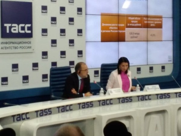 Участники конференции ТАСС с примениками синхроперевода
