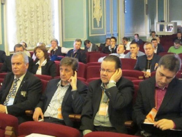 Специалисты слушают перевод