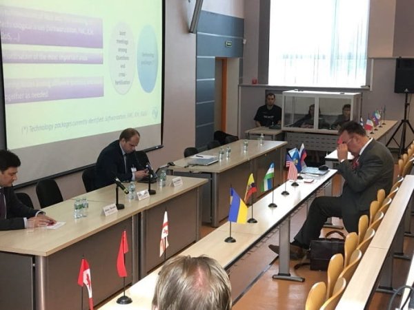 Участники конференции и синхронные переводчики на мероприятии в СПб