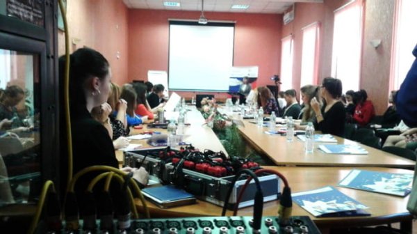 Администратор на раздаче устройств синхронного перевода