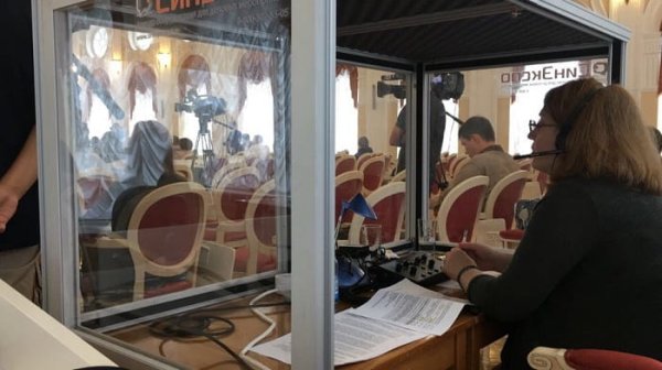 Переводчик-синхронист за работой на  Российско-Финском форуме