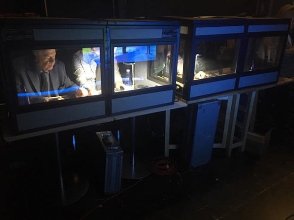 Две кабины переводчиков