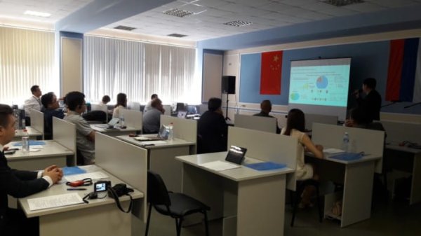Гости и участники конференции "Промышленный город 2018" с приемниками синхроперевода