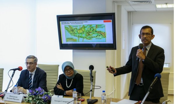 Выступление индонезийского спикера на лекции о развитии Индонезии