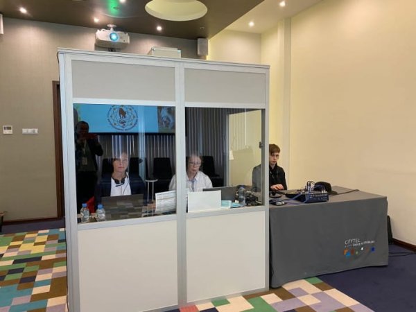 Напольная кабина и переводчики