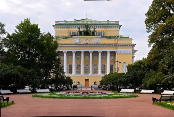Спектакли с тифлокомментированием в Александринском театре