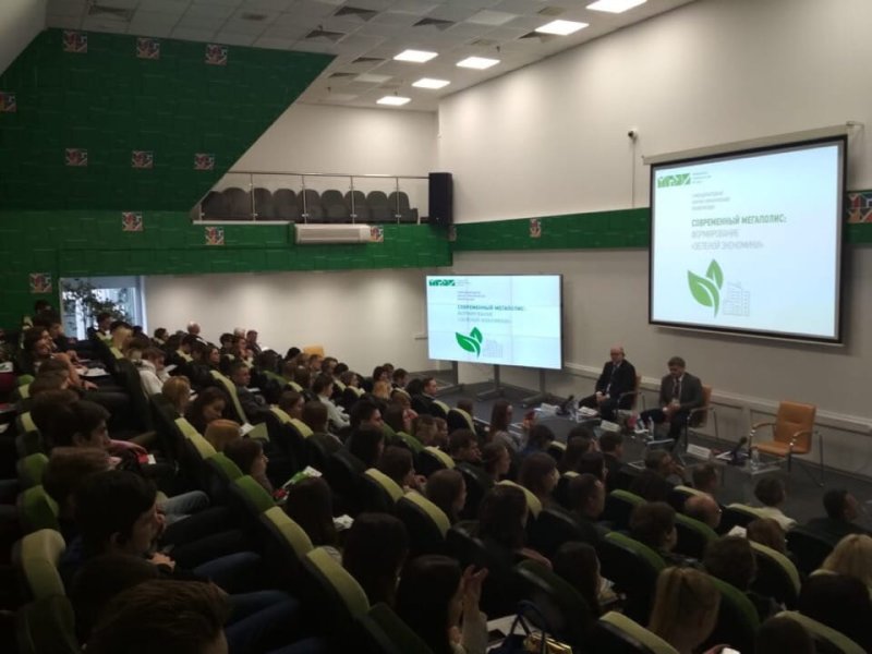 Слушатели в зале с приемниками REINVOX