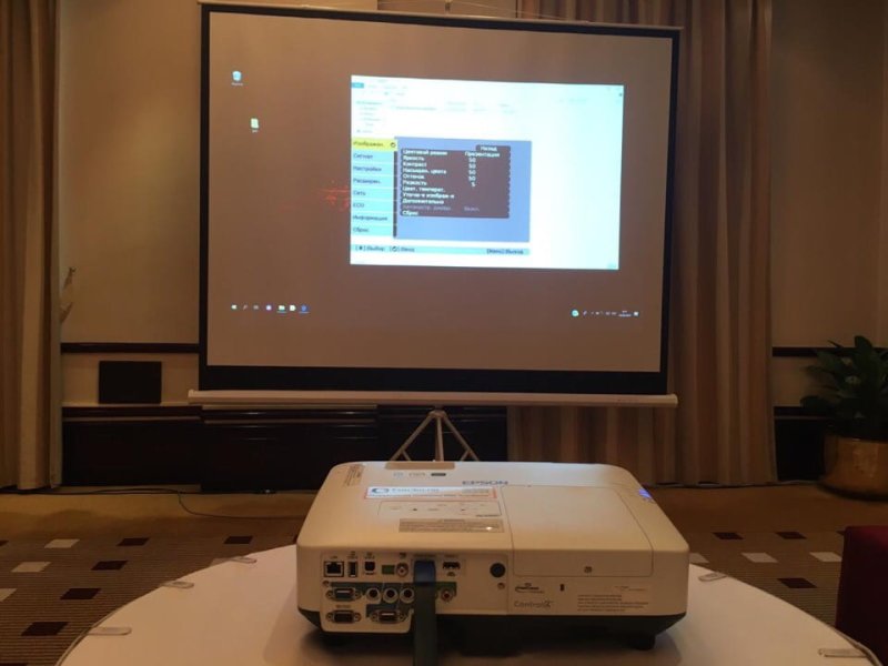 Проектор Epson на столе