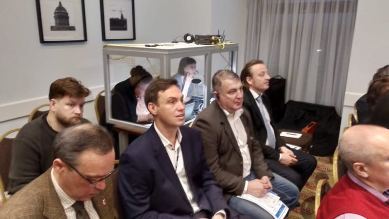 Переводчики в настольной кабине Eurocab-2